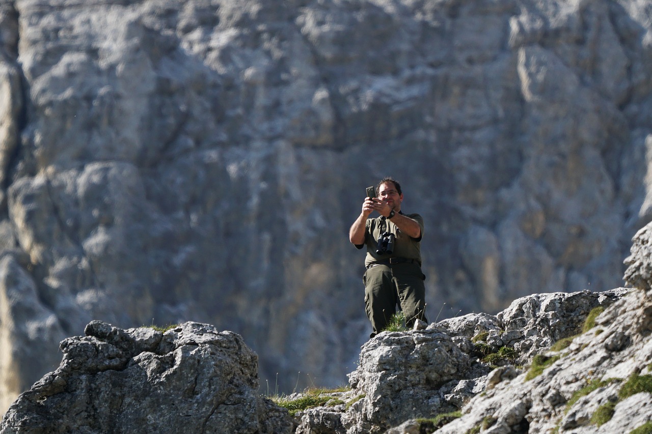 Broken mountain. Мужик на горе с биноклем. Мужчина бинокль гора. Охотник с биноклем в горах. Бинокль «охотник».